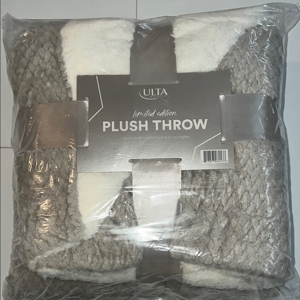 🔥‼️Ulta Beauty Limited Edition Gray and White Plush Throw‼️🔥